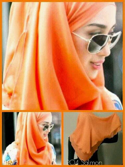 Ruffle salmon yang digaya kan sebagai shawl :) menarik kan warna dia :)