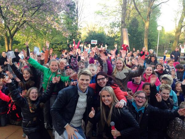 Optreden in #DierenparkEmmen was echt te gek!   Follow <a href="/MoniqueenTim/">MONIQUE & TIM</a>