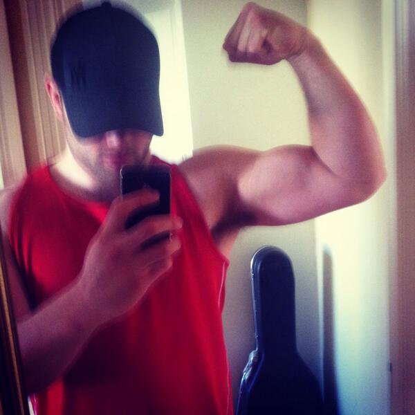 6monthtransform's tweet image. Remember it's not the car you drive, it's the size of the arm hanging out the window #gains #bicep #gym #bodybuilding