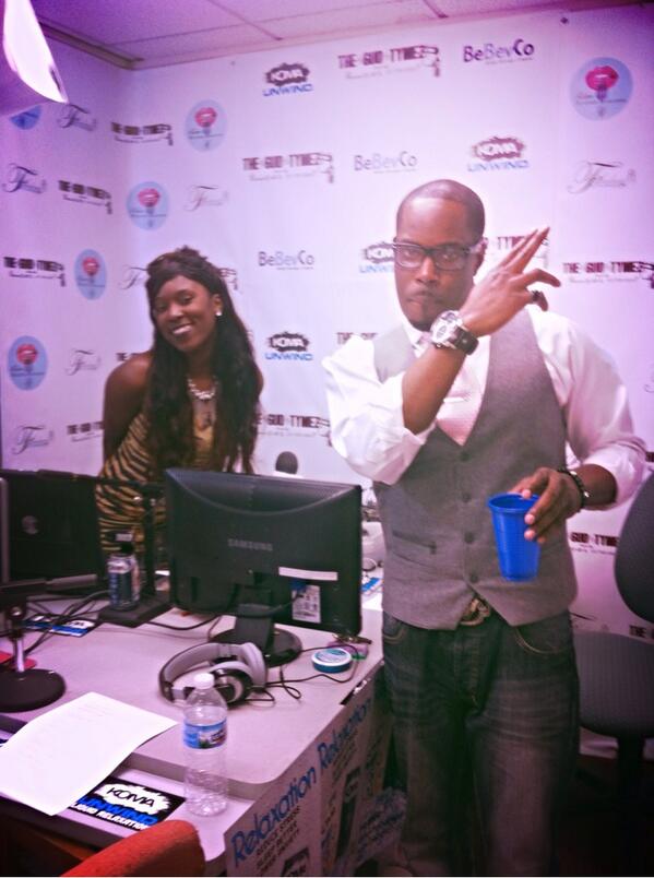 IAMJayGreat's tweet photo. Jamming to the #MixologistMix by @_PrincessOfAll brought to you by @CliqueVodka http://t.co/K9l0eaXexo