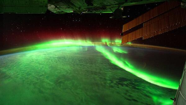 NaturPictures's tweet photo. Impresionante fotografía de la aurora boreal vista desde la Estación Espacial Internacional. http://t.co/b5RZAXCECa