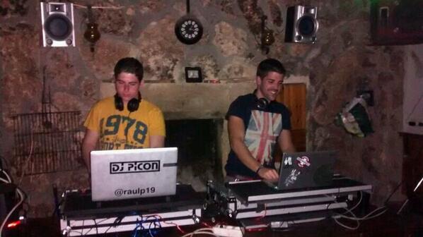 DjPiconFans's tweet photo. Hoy fiestaca en la bodega!
#zapatilla http://t.co/1rSTdAHVUX