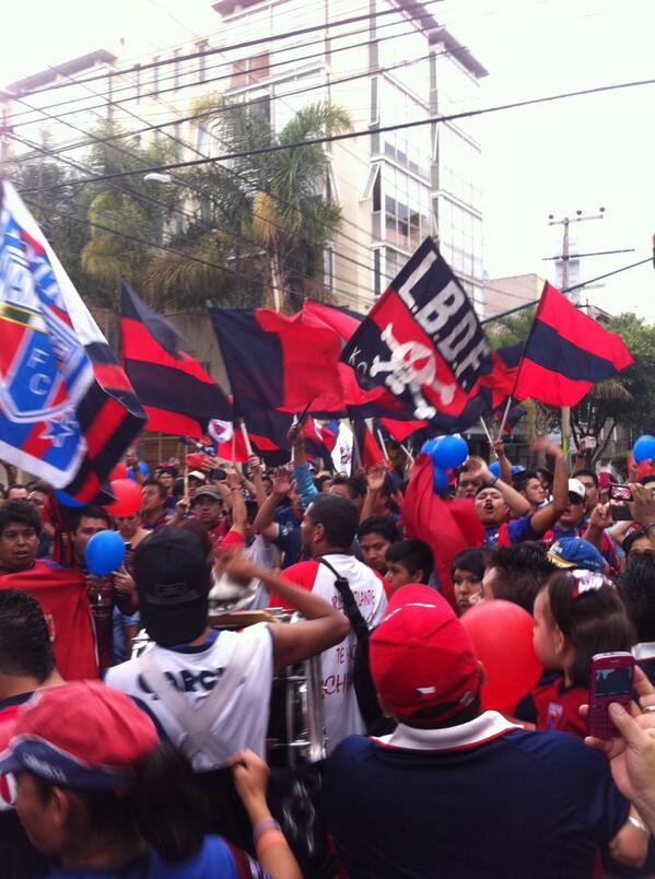 Aproximadamente 300 personas están reunidos en la esquina de Valladolid y Sinaloa (Vía <a href="/abiflack/">abiflack</a>)