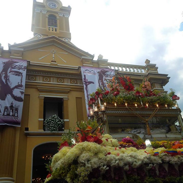 anibalpasos's tweet photo. @trafficMIRANDA @lagranciudad prosecion santo sepulcro 2014 en charallave http://t.co/EmPlWBPlVL http://t.co/3SJnpzSM43