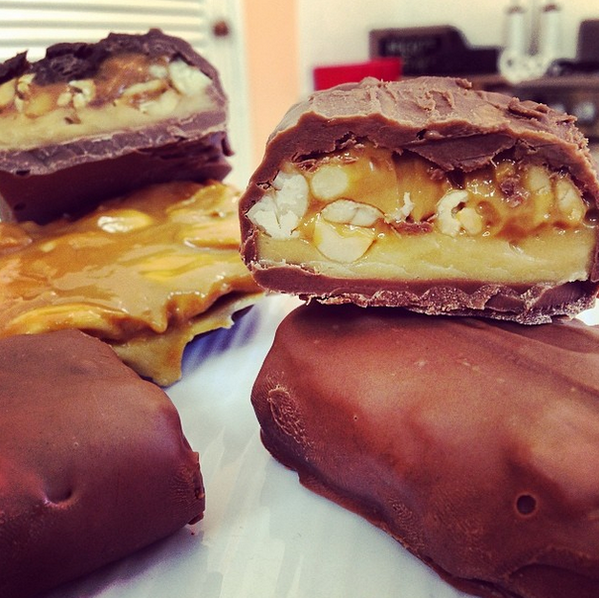 NickosKitchen's tweet photo. Homemade Snickers Bars :) so easy to make and taste incredible!  Watch video recipe -> http://t.co/bpkfIONle4 http://t.co/Q3oZ4ViktF