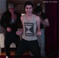 LukeLouH96's tweet photo. “@bluediscniall: the zayn dance #OneDirectionOldMemories http://t.co/DWrugOqj8d”