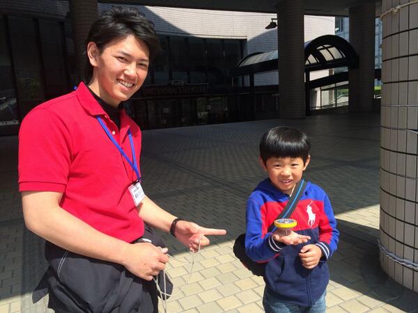 富田たく 杉並区議会議員 日本共産党 On Twitter 日本独楽まわし普及協会が主催する 第３回こままわし大会in渋谷 子どもの城 に参加中 名古屋からスタッフとして参加した独楽名人の高校生 子どもの手に回ったコマをのっけてます Http T Co Kaddx75ghc 写真