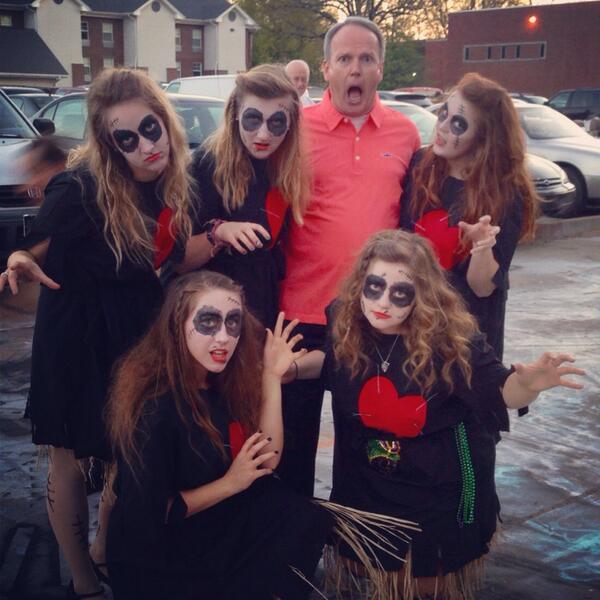 rachelinchina2's tweet image. Bruce can&apos;t handle all this voodoo. #springsing2014 #voodoo #mclartyparty