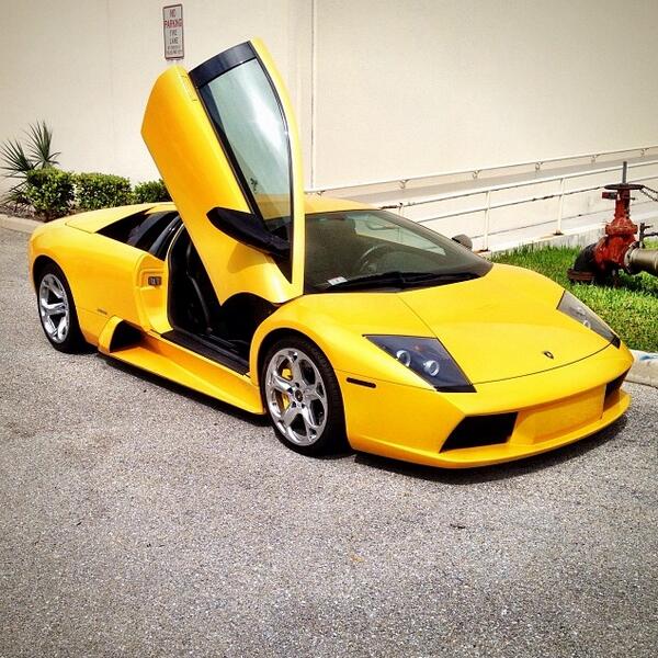 RenoMakani's tweet photo. Ahh I'm such sucker for YELLOW! @Excell_Auto #Lamborghini @SuperStreetMag #ExcellAuto http://t.co/icxKdX5Zwe