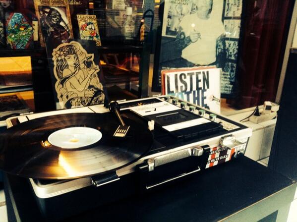 Relaxing! Listen to the tunes!