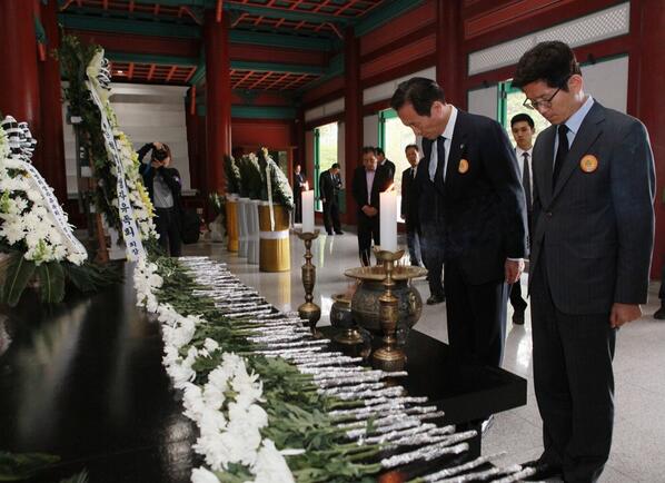 오셔서 시도 한편 읊고 가셨으면 ... "<a href="/ourmj/">정몽준</a>: 김문수 경기도지사도 오셔서 분향 및 헌화를 함께했습니다. "