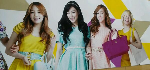 [OTHER][21-07-2012]SNSD @ Lotte Department Store - Page 11 Blk9YzFCIAAmAQ3