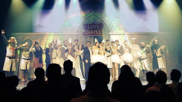 SandrineDCosta's tweet photo. Hier soir #Spamalot énormissime ! #standing #emotiondetoutebôte  @SpamalotPef @ArDucret @AndyCocq @NicolasMeyrieux http://t.co/oAK8vmXTao