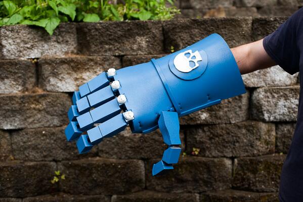 んだすけマイネ Auf Twitter Mujinbot パワーフィスト Power Fist 機械式で装着者が指を動かすと連動して当ガジェットも動く仕組み ライトを実装して暗闇でも光る Http T Co Dz9iegolqz わたしマジックアームすごい好き だからわたしこれほしい