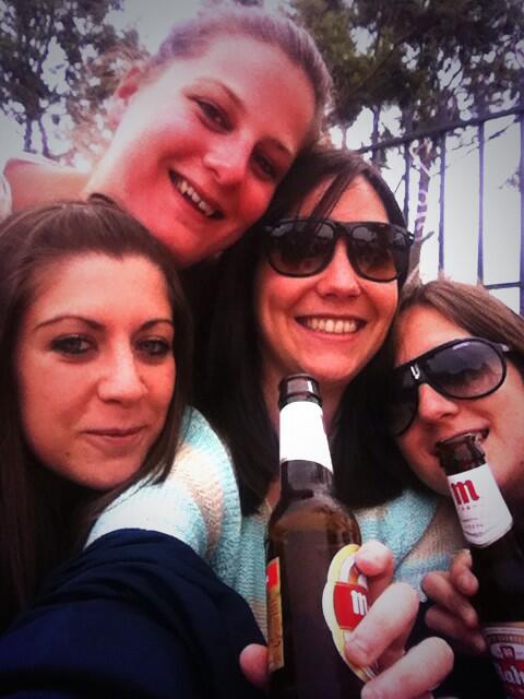ElenaPeralGD's tweet photo. En ca la guarra @elenidi87 @rocio69999 @jeennyms #sabadosanto http://t.co/avj7SQGlp5