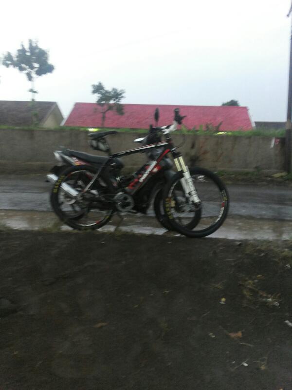 KonstTeknik's tweet photo. Kehujanan, nelangsa n merana... http://t.co/IYyHY183zE