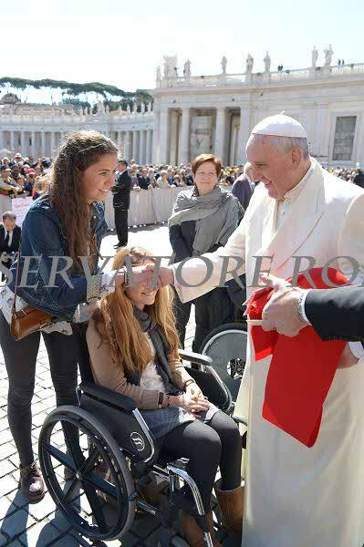 cmgoimendi's tweet photo. @laura_glezp saluda al Papa Francisco @Pontifex_es en @Univ_Forum http://t.co/BJiX1344Tc