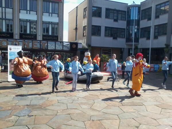 sportweek079's tweet photo. De @sportweek079 is begonnen. Startschot gegeven door @MariettevL http://t.co/P7s8fDVxzU