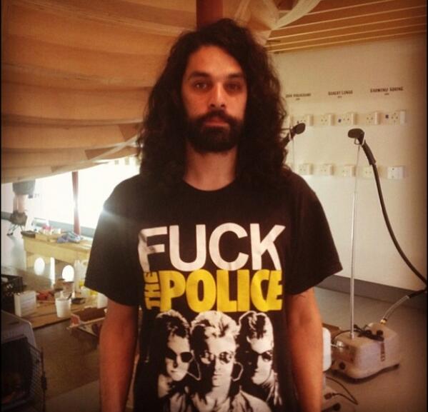 uuj's tweet photo. 彼のTシャツが気になっている http://t.co/GbFmt71AFT