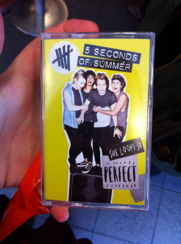 hennastyles's tweet photo. @5SOS @Luke5SOS @Michael5SOS @Ashton5SOS @Calum5SOS @Lewks1973 #RSD14 #5SOSFOUNDIT WE WAITED FOR HOURS IM SO HAPPY http://t.co/fGb11cKhFO