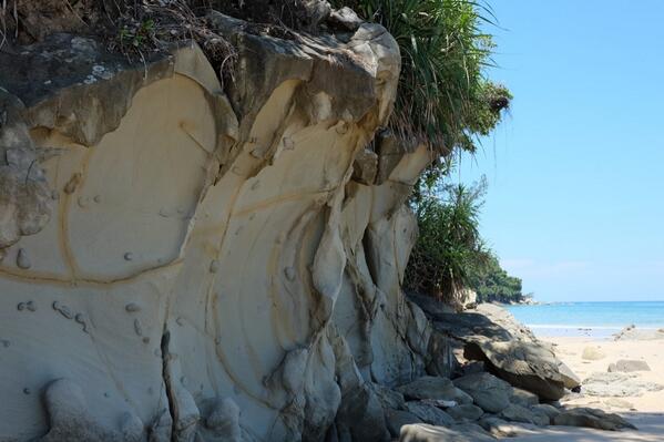 PumpedHolds's tweet photo. Beach bouldering anyone? Borneo Malaysia http://t.co/uJdmRNiBaj
