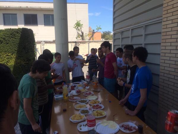 FutbolBaseMzn's tweet photo. El juvenil hace piña después de entrenar. http://t.co/DyOc9pnqZE