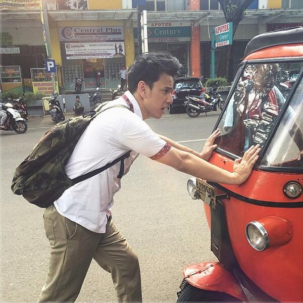 BilChel's tweet photo. .@BillyDavidson_ vs Bajaj :D... Mana @michelleziu ya? http://t.co/d2vnMY11U4