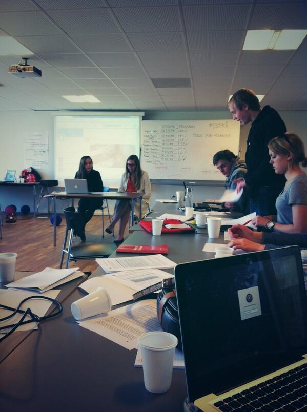 dsupk_v's tweet photo. @dsupk_telegram til møde i undervisningsministeriet. Vi tror på en aftale. Ministeren er modarbejdende. http://t.co/mKHHWylc2X