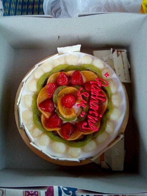 teamKLSE's tweet photo. Heiii, kata nak makan cake sama2, asal xdatang? Ehehe... http://t.co/JIZGIxCaE3