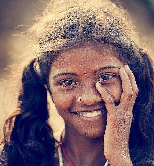 👑திகழ் திரு அம்மா on X: "வெட்கம் கலந்த சிரிப்பு பளிச்செனக் கவர்ந்து ஆழமாக மனதில் பதியும் அது போன்றதொரு அழகான சிரிப்பு இது :) http://t.co/aIs6Gji6ef" / X