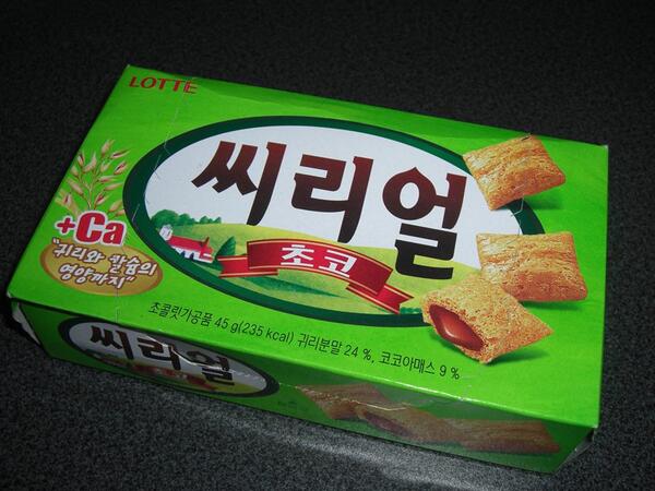 Tsuyopon 職場で韓国のお菓子の差し入れを貰った ハングル文字を友人に翻訳してもらったら 韓国で販売されているロッテのシリアルチョコで 食べたら美味しかった Http T Co Mwb6pplnpl