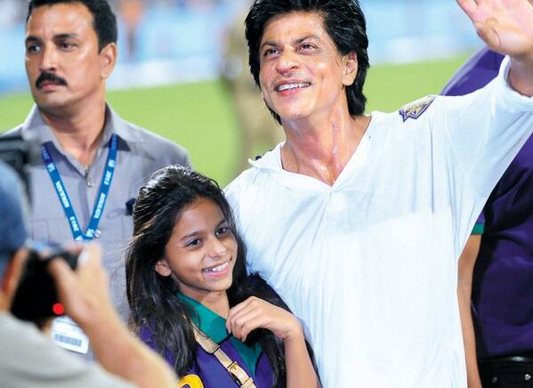 ShahRukhKhan_FC's tweet photo. #Flashback :  A Beautiful Pic 
❤ Shah Rukh Khan ( @iamsrk ) &amp; Suhana .  ❤

Tags : #srk #shahrukh #IPL6 #2013 #kkr http://t.co/exAFelFCg6