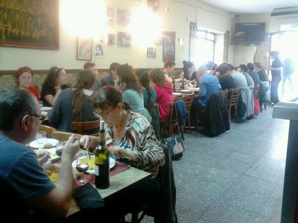 BarResolis's tweet photo. Havent dinat, unes cassalles i tot a punt per gaudir d'en Toni! http://t.co/TCdS53Iuim