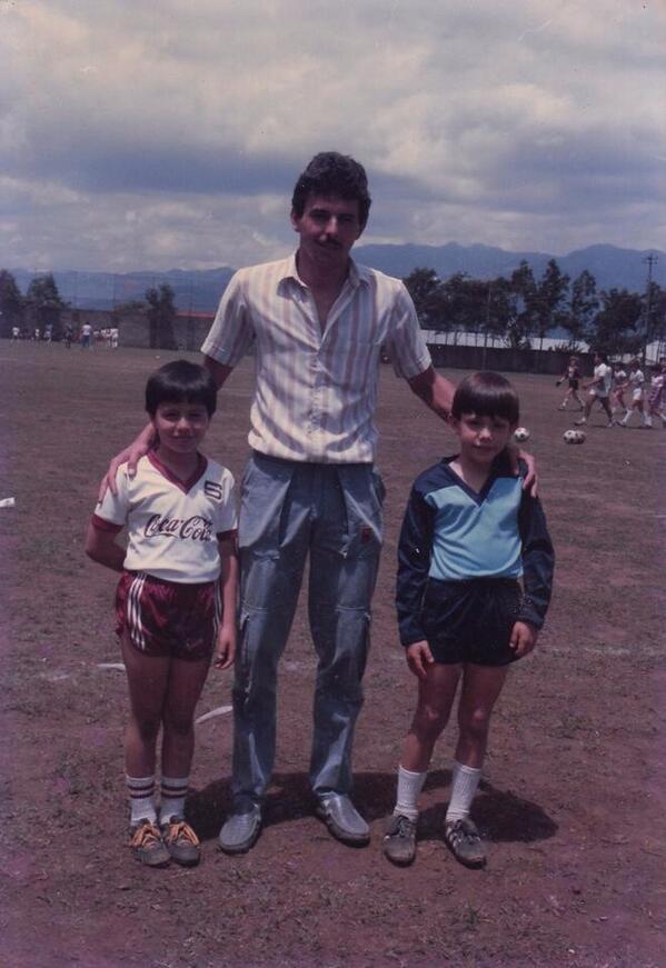 VaritosanchezA's tweet photo. Fotón del recuerdo. Con Miguel Segura y Ricardo Barquero con uniforme de portero. El morado no destiñe http://t.co/HXLG1UJX69