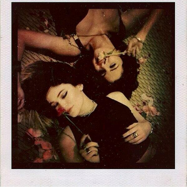 selenaprincess_'s tweet photo. Selena elimino esta foto con Kendal de su Instagrm #HechosGomez http://t.co/zTHzFgzLWe