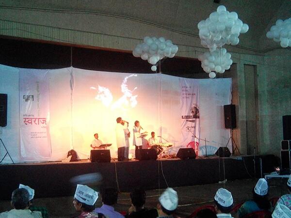 AamAadmiParty's tweet photo. "@30guptavivek: ये जो देश है मेरा,
स्वदेश है मेरा।
#AAPConcert
#ourHopeAAP http://t.co/O03wUFl2za"