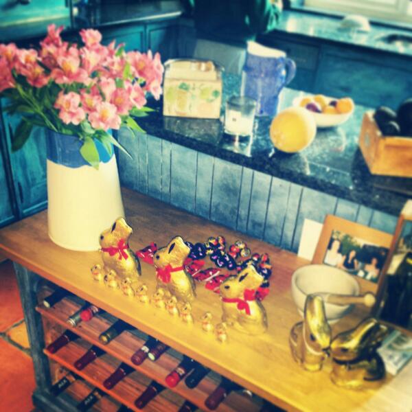 sarahvhenry's tweet photo. And a happy chocolate weekend to you #easter #lindt #bunny http://t.co/0Ccrau90KR