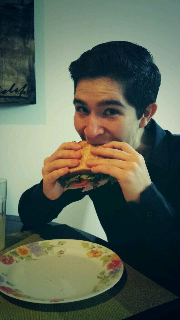 ferherrera17's tweet photo. Alimentando a mi novio @AldoR0 #SandwichSaturday #100happydays #lovehim http://t.co/aihBTEm7Hf