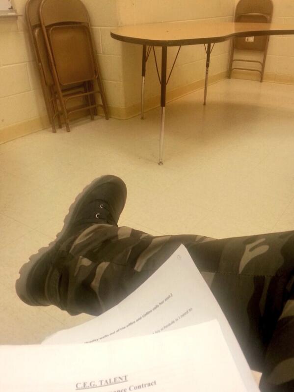 Antkey23's tweet image. At another table readfor my new t.v series. #actor #pilotfun #gettingthere