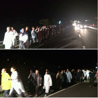 ffrog88's tweet photo. 현재 팽목항. 경찰 저지선을 뚫고 도로로 나와 이동 중 http://t.co/c9JXFATDdM