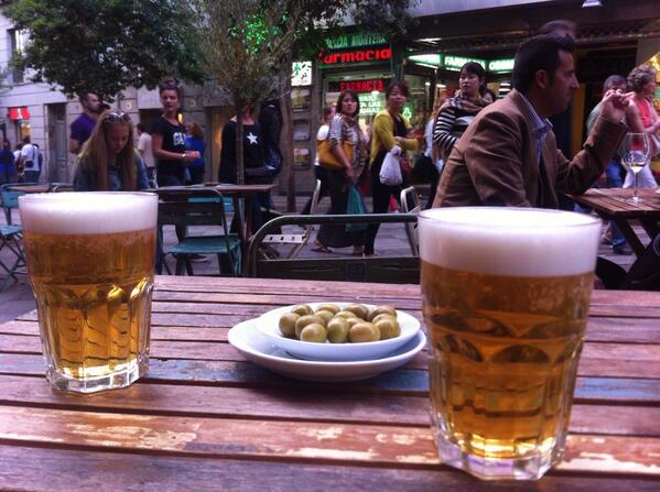 ericmontero12's tweet photo. De birretes en la capiii @EstherBellver1 #portadelsol jajaja http://t.co/rnn77EKow2