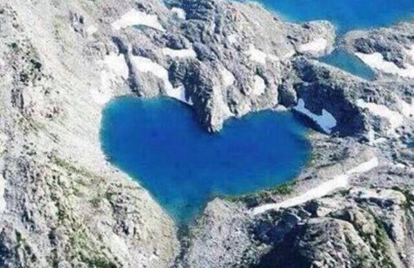 PositivePakstan's tweet photo. Love is in the air in Hunza Valley, Pakistan http://t.co/I56LPbJckI