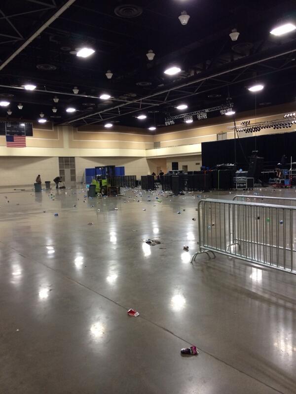 hooks4hands's tweet photo. Last nights aftermath. Yeller. http://t.co/kkkvZpNM3q