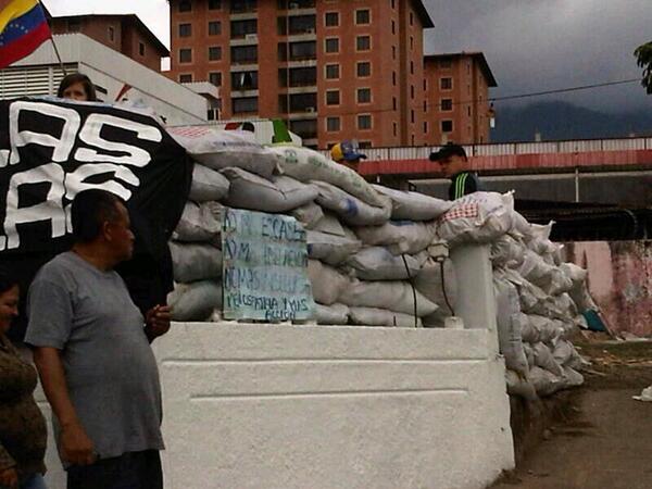 joliveira2010's tweet image. Barricadas gochas, otra vez #19A #SOSVenezuela #Táchira  @tomassilva2006 @AlbertoRavell @leopoldolopez @BelenMarrero