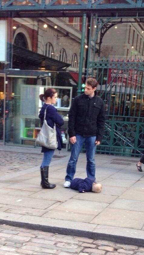 'Levantalo'

'Yo lo levante la ultima vez'

'Fue tu idea tenerlo'

'Pelotudo'