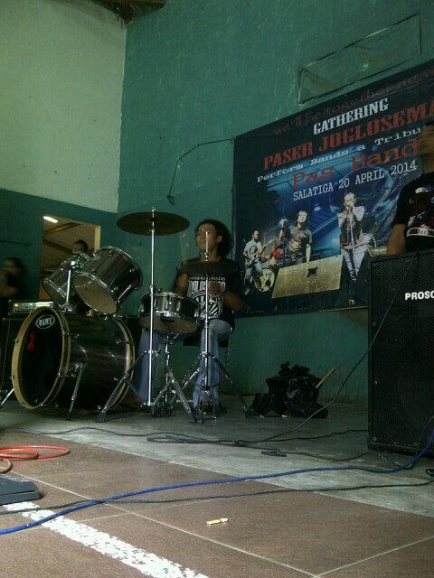 PaserJoglosemar's tweet photo. Perform band @PaserJoglosemar @anharul666 #Gath3 #SALATIGa http://t.co/0nSz0LFpF7