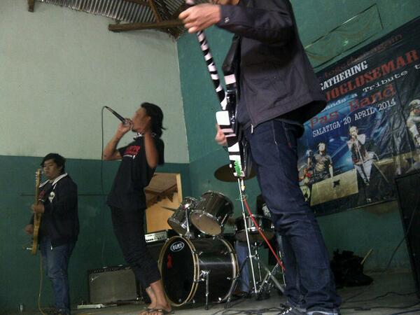 PaserJoglosemar's tweet photo. 1st band semaraaawwwkkkk \m/ http://t.co/GyW0F2TYHJ