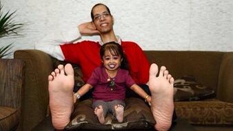 世界の驚愕ギネス集 世界最大の足 38 1cm 真ん中にいる女性は身長62 8cmで 最も背の低い女性である 彼女と比較しても 足がいかに大きいかがわかる T Co Xczddbwej6 Twitter