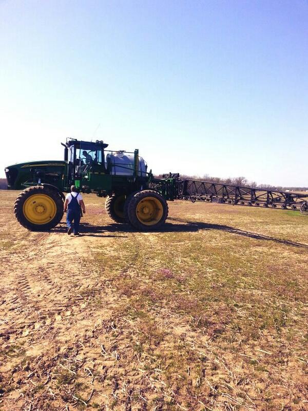 prins_ap's tweet photo. Slapped the duals on the sprayer. Trying to keep our heads above the water #Plant14 http://t.co/PzrAXx69eH