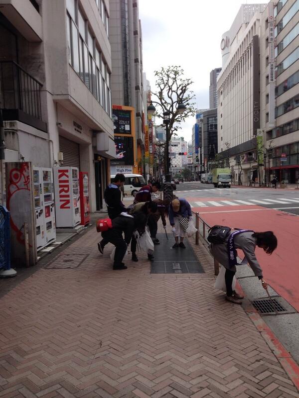 Tomtti's tweet photo. 渋谷でゴミ拾い中（≧∇≦）初の自分で企画して色んな��に集まってもらいました(*^^*) http://t.co/qKwIT7NNqT